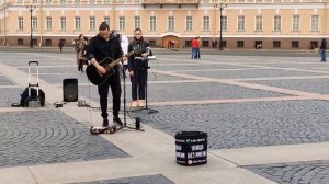 На Дворцовой площади выступает уличный музыкант Евгений Морган "Улица Без Имени"...