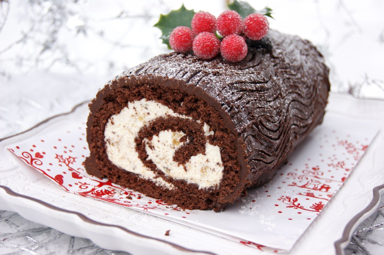 Пп бисквитный рулет. Рождественское полено Буш де Ноэль (Buche de noel). Бисквитное пирожное «рулет трюфельный».. Рождественский торт полено Франция. Рождественский рулет полено бисквитный.