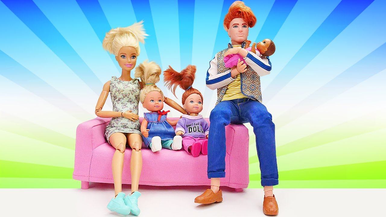 Видео куклы мамы. Куклы Барби и Кен. Семья Барби. Дочки матери Барби. Кукла Барби мама.