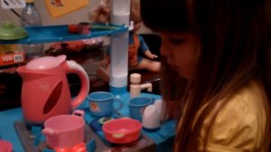 Играем дома : игрушка Кухня с посудой..