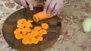 Тушеный кролик с морковкой и черносливом в казане.