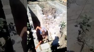 Обкладываем смотровую яму блоками.