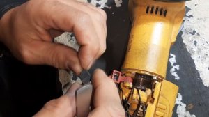 Замена щёток на болгарке Dewalt D28139