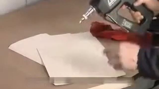 Нанесение полосы термоклея ручным пистолетом Robatech смотреть онлайн