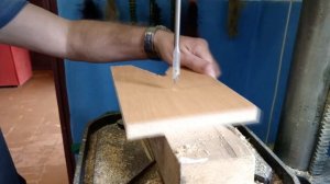 Подготовка столиков для выпиливания ручным лобзиком на уроках труда в школе.