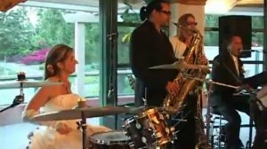 Невеста за ударной установкой .