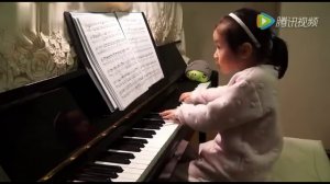 Девочка играет на пианино (3 года) - Ludwig van Beethoven