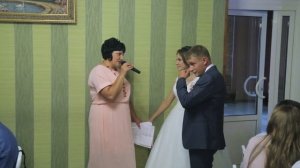 Мама поёт песню дочке невесте на её свадьбе