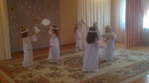 Танец "Облака" девочки подготовительной к школе группы "Матрёшки"