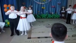 Танец полька в детском саду на выпускном.