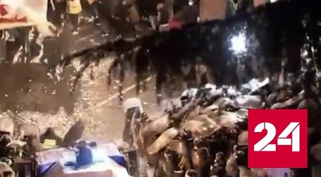В Тбилиси протестующие пытаются прорваться в здание парламента - Россия 24