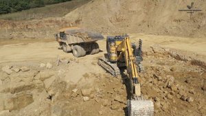 2x Komatsu PC1250 at work