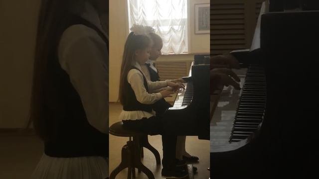 Фортепианный дуэт Прокудина Ясмина-Васильева Валерия, 1 класс Л. Жульева «Ой, заиграйте, дударики»