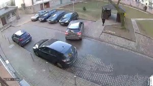 Нелегкий выезд с парковки.