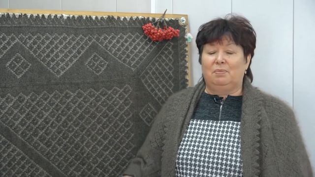 Пуховая шаль ручной работы "Царская особа"