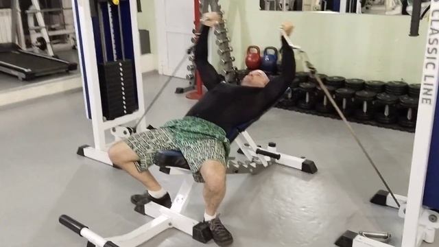 Добиваем грудные после жима лёжа. Прокачка грудных с чемпионом Европы по жиму лёжа Андреем Наумовым смотреть онлайн