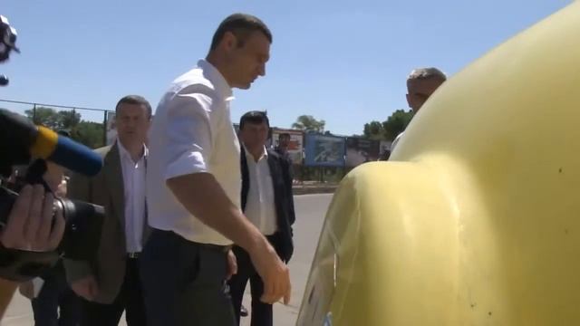 Кличко проинспектировал работы по ремонту дорог в Киеве и благоустройства парка "Дружбы народов" смотреть онлайн