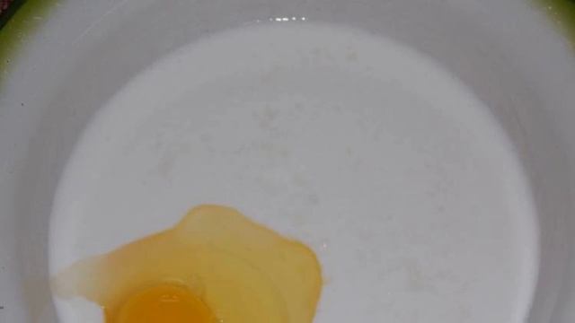 Pancakes with banana slices in a frying pan смотреть онлайн