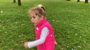 Алиса гуляет в парке, катается на самокате! Встретилась с другом! Угадайте какую песню спела Алиса?