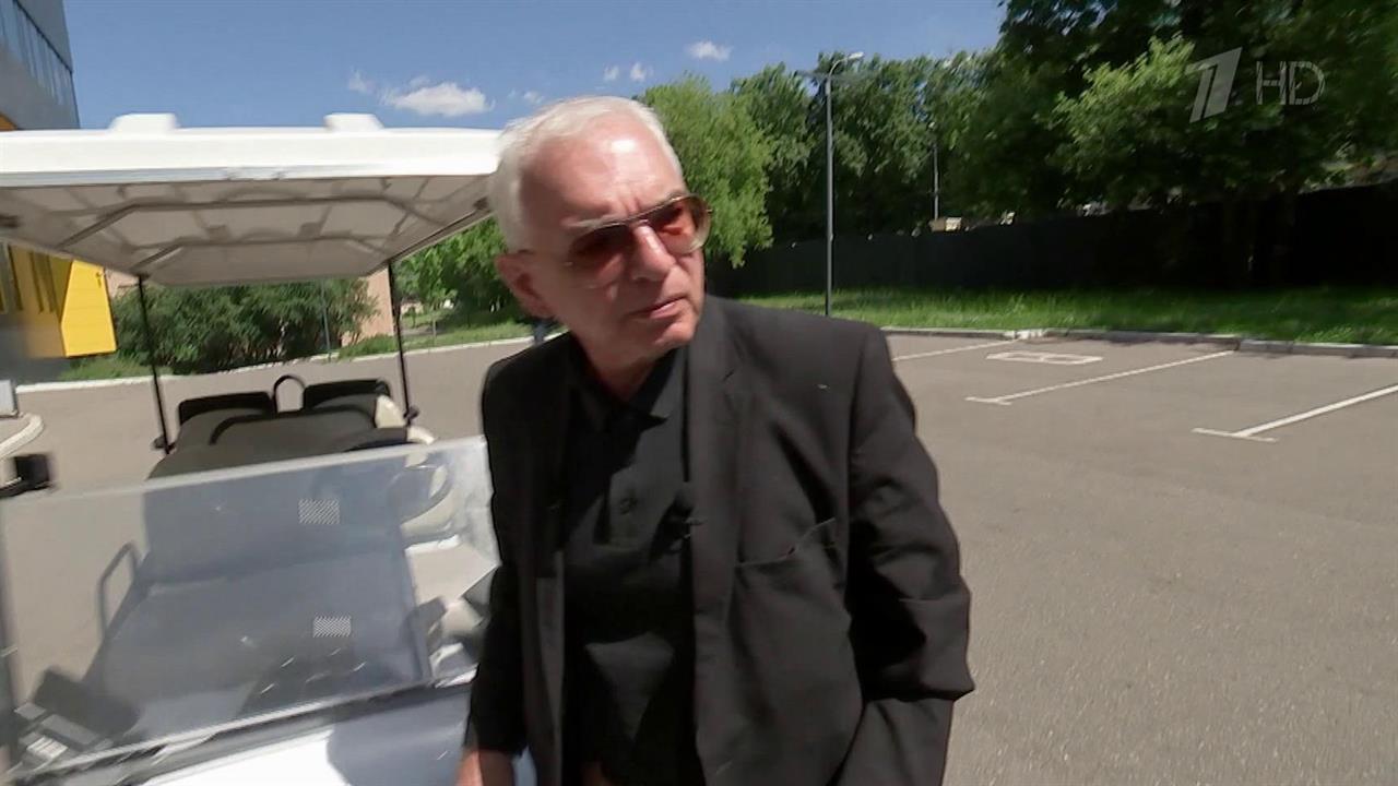 Поздравления принимает знаменитый режиссер и продюсер Карен Шахназаров