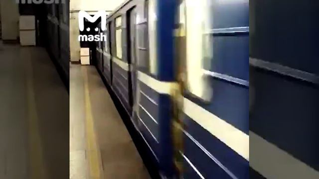 Нижегородский блогер, желая набрать новых подписчиков, лег под поезд метро смотреть онлайн