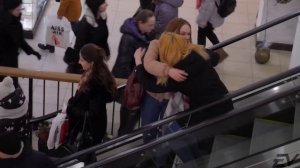 ПРАНК: ДЕВУШКА ОБНИМАЕТ ЛЮДЕЙ НА ЭСКАЛАТОРЕ | HUGS With Strangers on the ESCALATOR