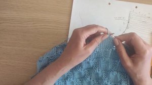 Горловина и скос спущенного плеча укороченными рядами