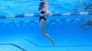 Как научиться плавать баттерфляем/Ноги батт/Часть первая