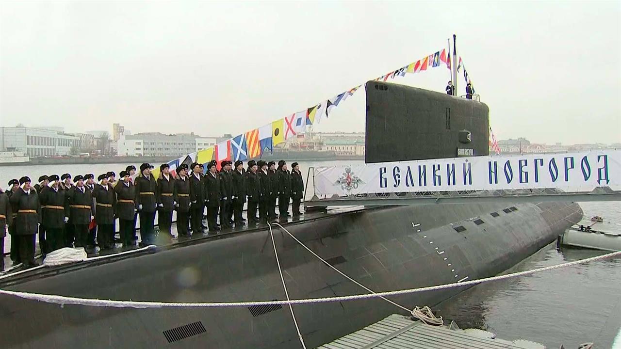 В Санкт-Петербурге на новой подводной лодке "Великий Новгород" подняли флаг ВМФ