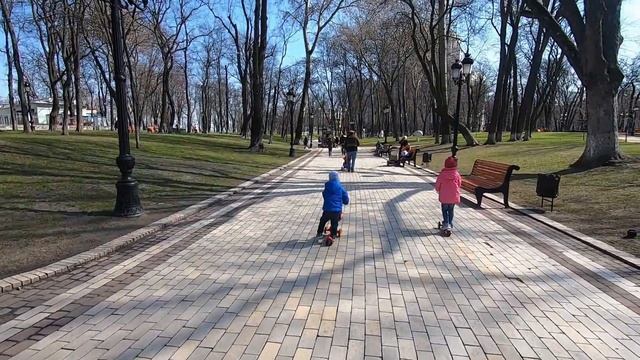 VLOG Мариинский парк на самокатах/ Киев Украина/ апрель 2021 смотреть онлайн