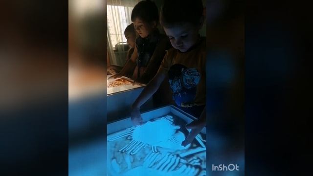 занятия по рисованию на песочном столе.