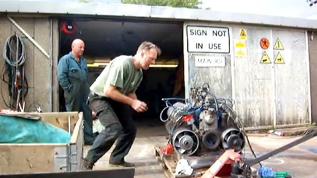 Tatra 603 engine running on a pallet. смотреть онлайн