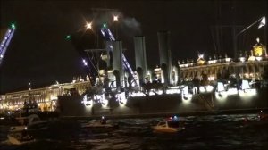 Крейсер Аврора идёт на стоянку