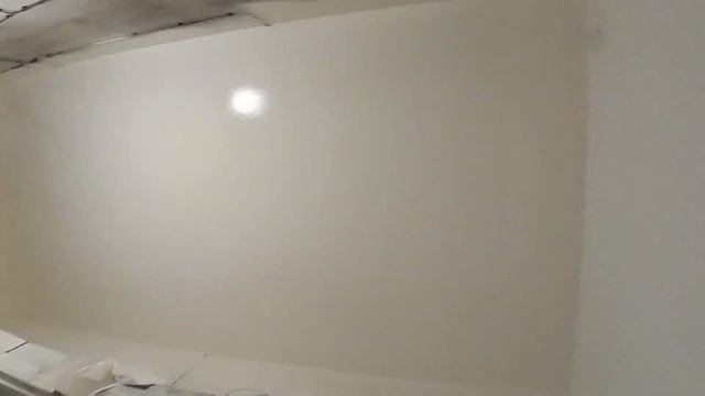 Закончили покраску комнаты.