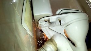 Как быстро снять бачок унитаза, если заржавели болты.
