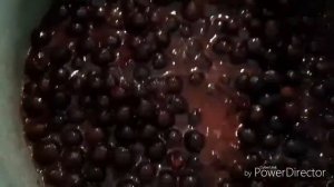 ?Из крыжовника варенье желе.Оооочень вкусно.