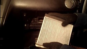 Замена салонного фильтра Mitsubishi Outlander I