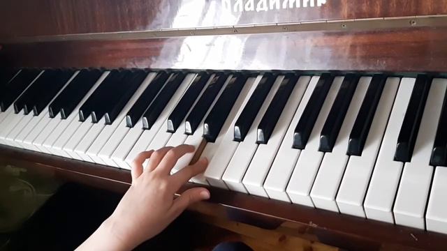 Играю на фортепьяно левой рукой Колокольчики звенят смотреть онлайн