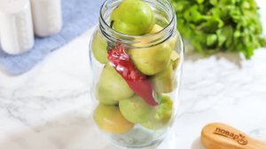 Малосольные зеленые помидоры