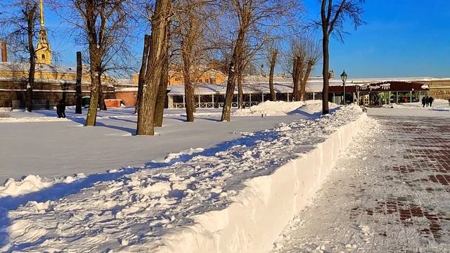 Хорошо видна толщина снежного покрова в Петропавловской крепости после сильного снегопада... смотреть онлайн