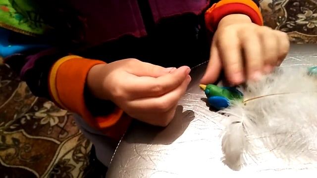 Птичка из пластилина с перьями )) Алиса своими руками смотреть онлайн