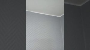 Ровный стык двух цветов по рельефным обоям