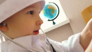 Дети играют в доктора. Доктор лечит Настю от простуды