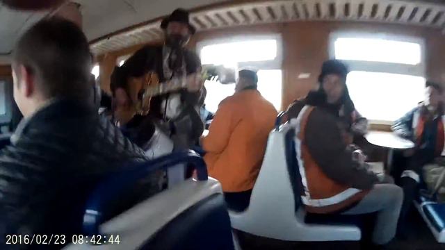 Бард в електричке (поздравление с 23 февраля) смотреть онлайн