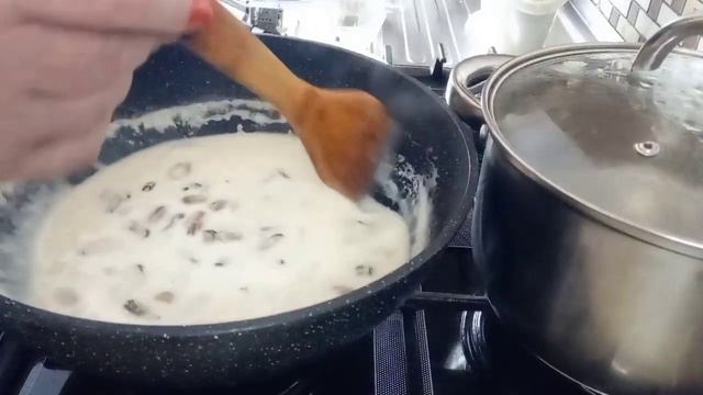 МИДИИ В СЛИВОЧНО -ЧЕСНОЧНОМ СОУСЕ. Это очень быстро, просто и вкусно. смотреть онлайн