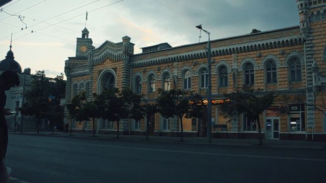 Кишинев 2019 Центр Примэрия вид с остановки майским вечером смотреть онлайн