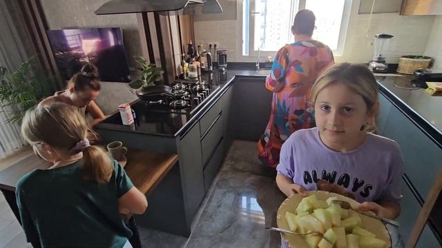 УЧИМ ТУРЕЦКИЙ ВМЕСТЕ / КРИСТИ КУПАЕТСЯ В МОРЕ, Турция, Мерсин
