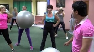 С ПОМОЩЬЮ ФИТБОЛА СУШИМ РУКИ И СПИНУ