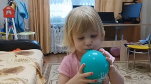 Аида надувает шарик