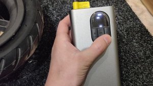 Накачка колеса самоката насоссом от компании Baseus CRCQB02